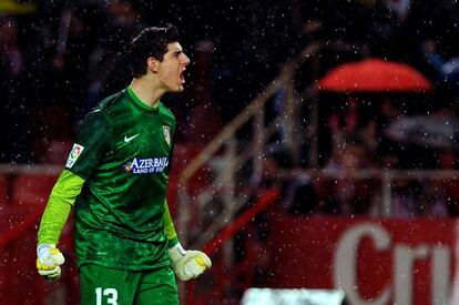 Courtois celebra uno de los goles de su equipo.