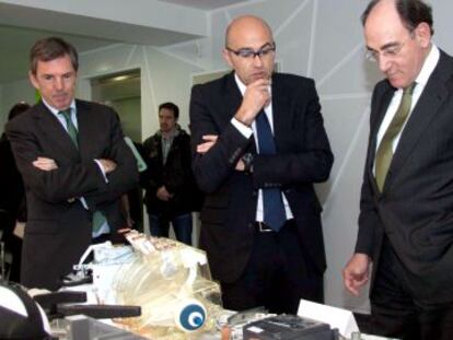 Ignacio Sánchez Galán, a la izquierda, en su visita a Lantegi Batuak.