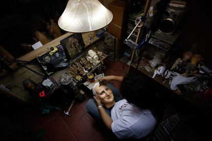 Un escultor limpia la cabeza de una estatua del papa Juan Pablo II en su taller de Tayuman (Manila).