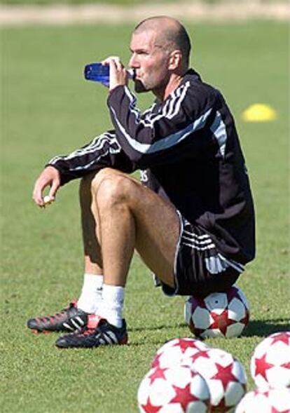 Zidane, en un alto del entrenamiento de ayer.