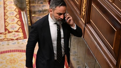 El líder de Vox, Santiago Abascal, atiende una llamada mientras abandona el hemiciclo durante el pleno del Congreso, este jueves.