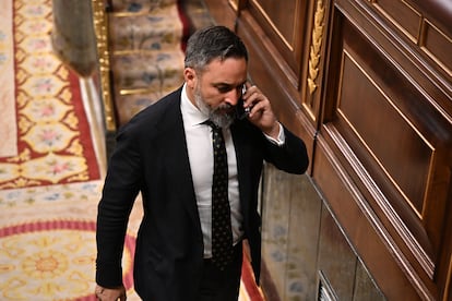 El líder de Vox, Santiago Abascal, atiende una llamada mientras abandona el hemiciclo durante el pleno del Congreso, este jueves.