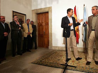 José Luis Rodríguez Zapatero y el presidente de la Xunta, Emilio Pérez Touriño, durante su comparecencia en Santiago de Compostela.