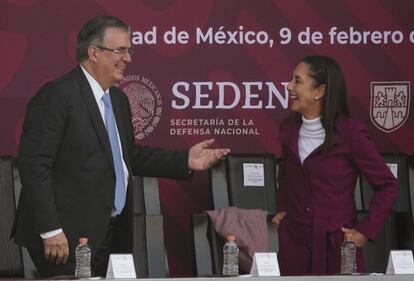 Marcelo Ebrard y Claudia Sheinbaum en la 'Marcha de la Lealtad' en Ciudad de México, febrero 2023.