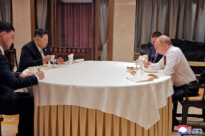 Los líderes norcoreano y ruso, Kim Jong-un y Vladímir Putin, respectivamente, en un a reunión durante su visita a Pekín, este miércoles.