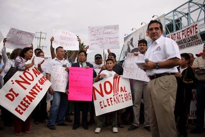 Hector Melesio Cuen Ojeda acude a una protesta de vecinos en la colonia Bachihualato, en Culiacán, en 2011.