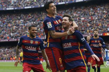 Lionel Messi celebra el seu primer gol amb Luis Suarez i Dani Alves.