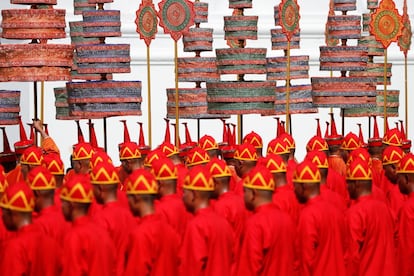 Participantes de la ceremonia de cremación del rey tailandés Bhumibol Adulyadej cerca del Palacio Real en Bangkok el 26 de octubre de 2017.



