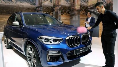 Un empleado limpia uno de los coches que BMW exhibe en el Salón del Automóvil de Frankfurt