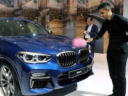 Un empleado limpia uno de los coches que BMW exhibe en el Salón del Automóvil de Frankfurt