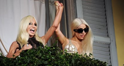 Lady Gaga y Donatella Versace, en Milán.