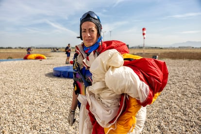 María del Carmen, única paracaidista de la Patrulla Acrobática del Ejército del Aire El ritual implacable de la cabo Hurtado, la mejor entre los paracaidistas españoles