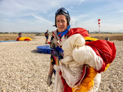 María del Carmen, única paracaidista de la Patrulla Acrobática del Ejército del Aire El ritual implacable de la cabo Hurtado, la mejor entre los paracaidistas españoles