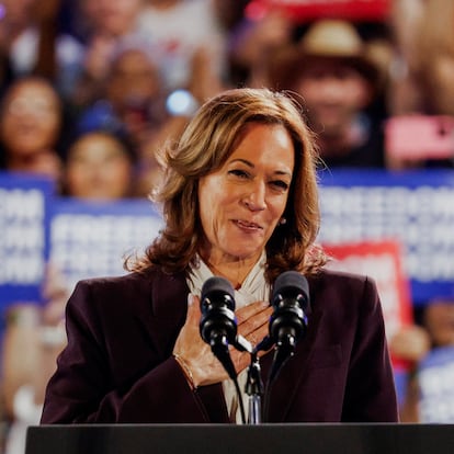 Democratic presidential nominee U.S. Vice President Kamala Harris gestures during her campaign rally with singer Beyonce, in Houston, Texas, U.S., October 25, 2024. REUTERS/Marco Bello