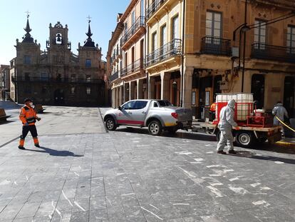 Labores de desinfección llevadas a cabo por la Diputación de León en la plaza mayor de Astorga.
DIPUTACIÓN DE LEÓN
16/04/2020