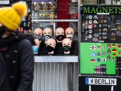 Venta de mascarillas en la Kurfuerstendamm en Berlín.