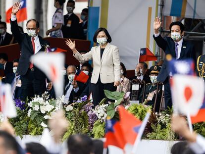 Tsai Ing-wen, presidenta de Taiwán, saluda durante la celebración del Día Nacional en Taipéi, este lunes.