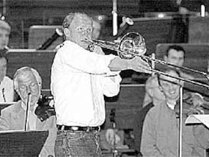 El trombonista Christian Lindberg, ayer, en San Sebastián, durante un ensayo.