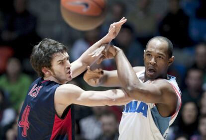 Pau Ribas y Jamont Gordon durante el partido.