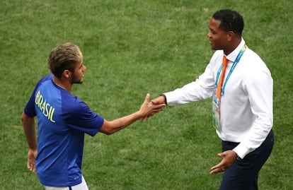 Neymar cumprimenta o técnico da seleção holandesa, Patrick Kluivert, antes do início do jogo. 