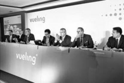 Vueling se abre a un comprador o una fusión para zanjar la guerra con Lara