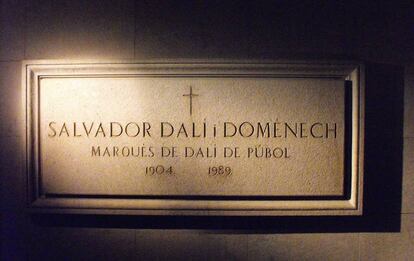Lápida de la tumba de Salvador Dalí en el Teatro Museo de Figueres.