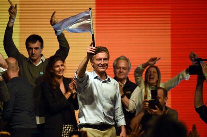 El candidato de la alianza Cambiemos, Mauricio Macri, celebra en Buenos Aires sus resultados en el marco de la primera vuelta de las presidenciales en Argentina frente al candidato del oficialista Frente para la Victoria (FpV), Daniel Scioli.