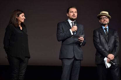 DiCaprio, en París con Anne Hidalgo y Fisher Stevens.