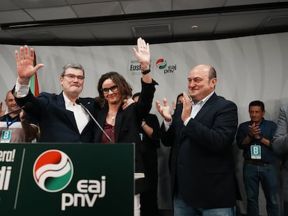 Desde la izquierda, el alcalde de Bilbao y candidato a la reelección por el PNV, Juan María Aburto; la candidata de PNV a diputada general de Bizkaia, Elixabete Etxanob, y el presidente del PNV, Andoni Ortuzar, saludan durante el seguimiento de la jornada electoral en la sede del PNV, en Bilbao.