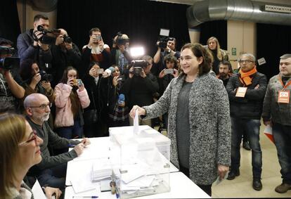 La alcaldesa de Barcelona y candidata de Catalunya en Comu-Podem, Ada Colau, deposita su voto en el centro Cívico La Sedeta de Barcelona.