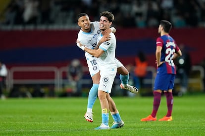 Los jugadores del Girona Savio y Miguel Gutiérrez celebran la victoria ante el Barça.