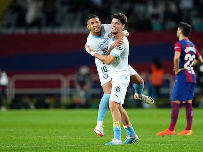 Los jugadores del Girona Savio y Miguel Gutiérrez celebran la victoria ante el Barça.