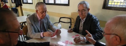 Un grupo de jubilados juega a las cartas en un cnetro de la tercera edad en Madrid