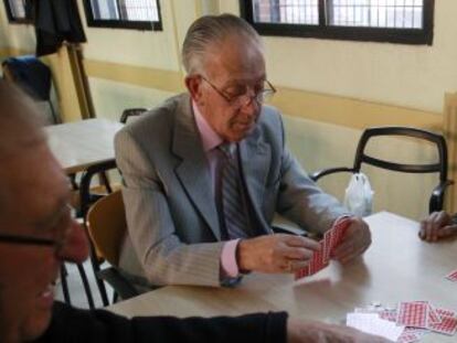 Un grupo de jubilados juega a las cartas en un cnetro de la tercera edad en Madrid