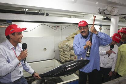 Maduro en un barco pesquero en La Guaira.