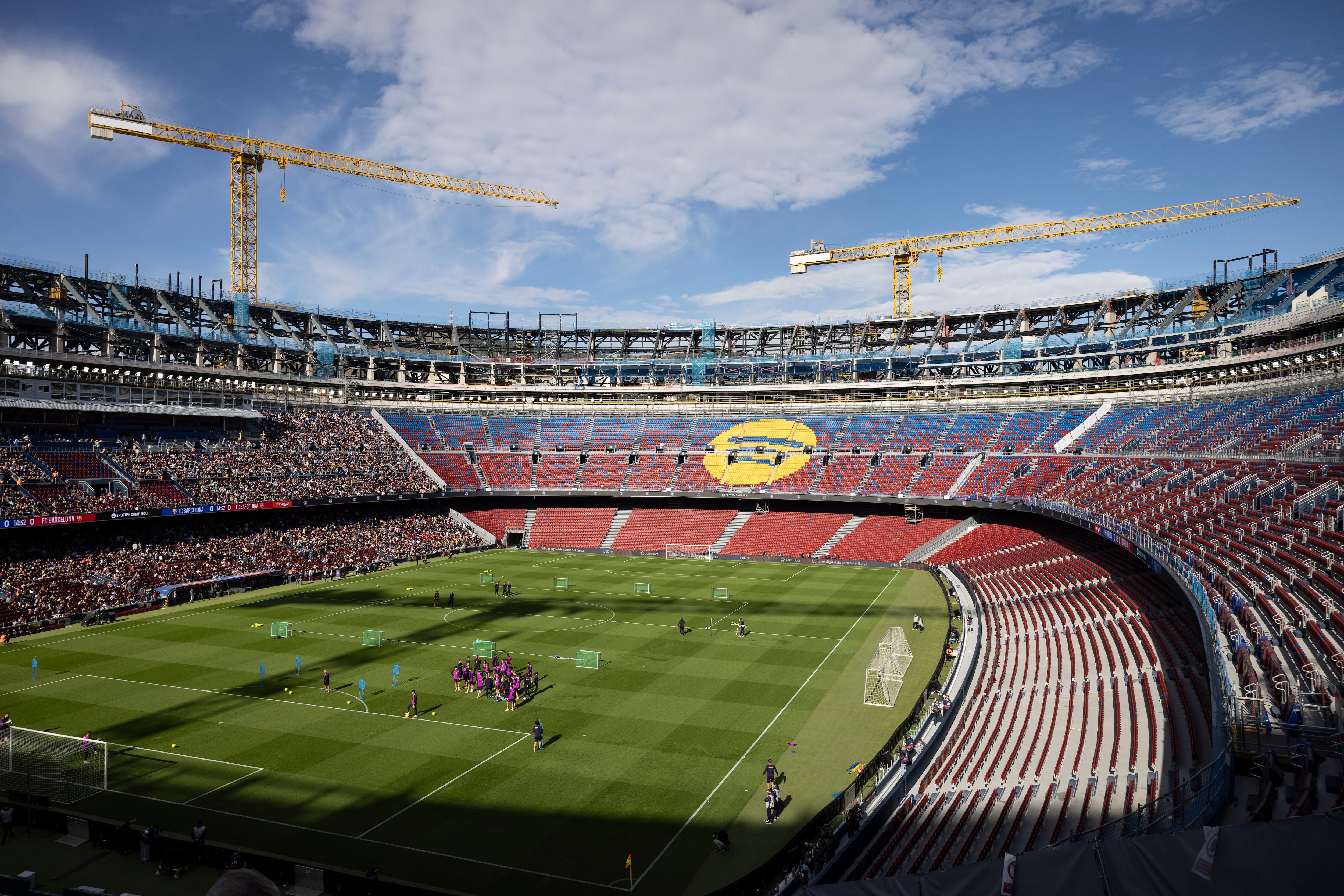 La plantilla del Barça se entrena en el Camp Nou este viernes.