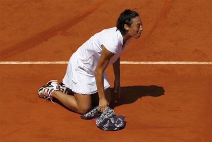 Francesca Schiavone besa la tierra de la pista Philippe Chatrier tras pasar a la final.