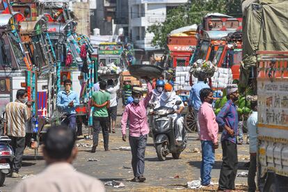 Mercado de frutas y verduras en Nueva Delhi en pleno confinamiento por el coronavirus.