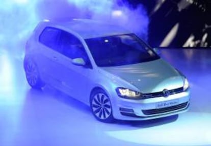 El modelo Golf Blue Motion se exhibe en la Feria del Automóvil de París (Francia). EFE/Archivo