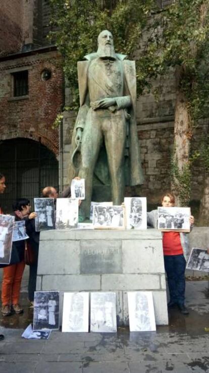 Concentrados junto a la estatua de Leopoldo II en Mons, este martes.