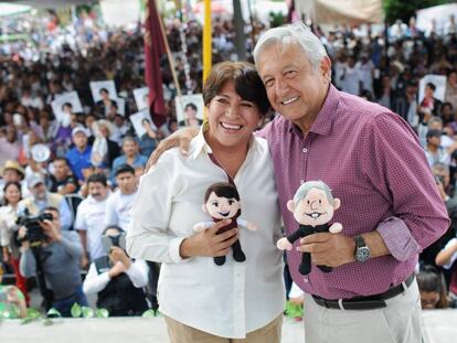 La secretaria de Educación, Delfina Gómez, y Andrés Manuel López Obrador durante un acto en el Estado de México en 2019.