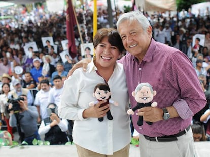 La secretaria de Educación, Delfina Gómez, y Andrés Manuel López Obrador durante un acto en el Estado de México en 2019.