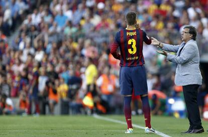 Tata Martino, con Gerard Piqué.