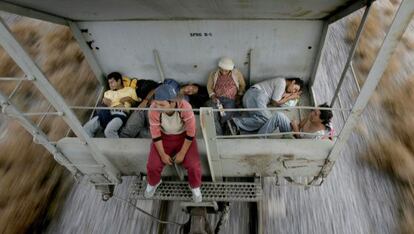 Migrantes en Nuevo Laredo, México, intentan llegar a EE UU.