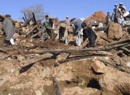 Habitantes de la provincia de Nangarhar revisan los daños causados por el seísmo.