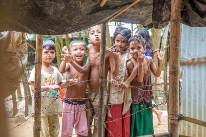 Un grupo de niños refugiados rohinyás sonríen y posan en un campamento improvisado en Cox's Bazar, el 24 de agosto de 2022. Desde Save the Children, explican su situación: "En los campos, no hay espacios para jugar, las oportunidades de educación son mínimas y las perspectivas de empleo para jóvenes y adolescentes son pésimas. Además, la desnutrición va en aumento". Sobre todo, preocupan el matrimonio y el trabajo infantil –consecuencia de la pobreza y la falta de educación–, la inseguridad que generan las pandillas y los grupos armados, así como la violencia sexual y doméstica.