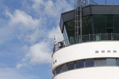 En la imagen se observa una persona en la torre de control del aeropuerto de Castelln. EFE/Archivo