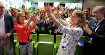 Raquel González, a la derecha de la imagen, en el momento de conocer los resultados.