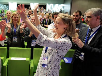 Raquel González, a la derecha de la imagen, en el momento de conocer los resultados.