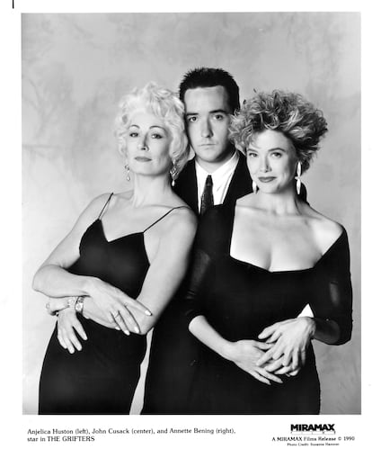 Anjelica Huston, John Cusack e Annette Bening em uma imagem publicitária do filme 'Os imorais’ (1990). 